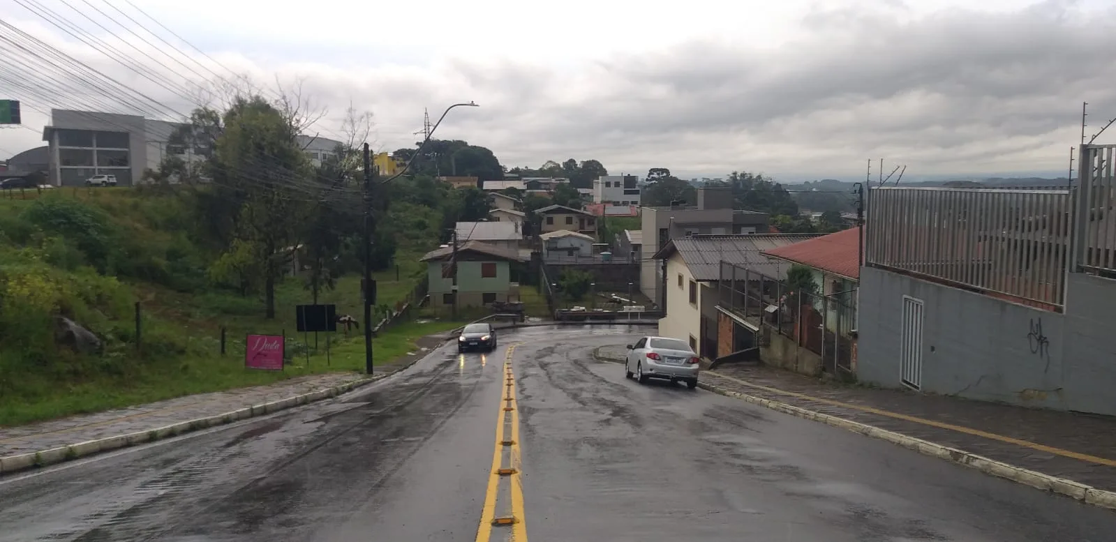 Obras bloqueiam parcialmente rua Hermes Fontes, na Zona Norte de Caxias do Sul