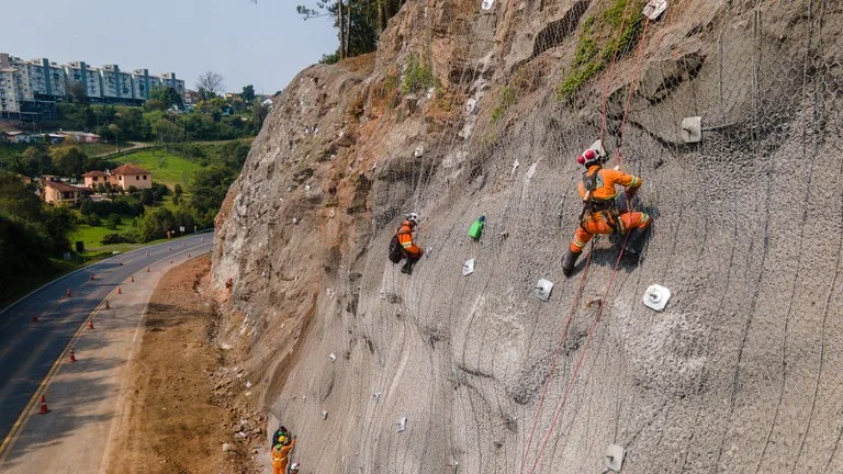 Rapelistas trabalham na reconstrução da BR-470, na Serra das Antas - Foto: Divulgação/DNIT