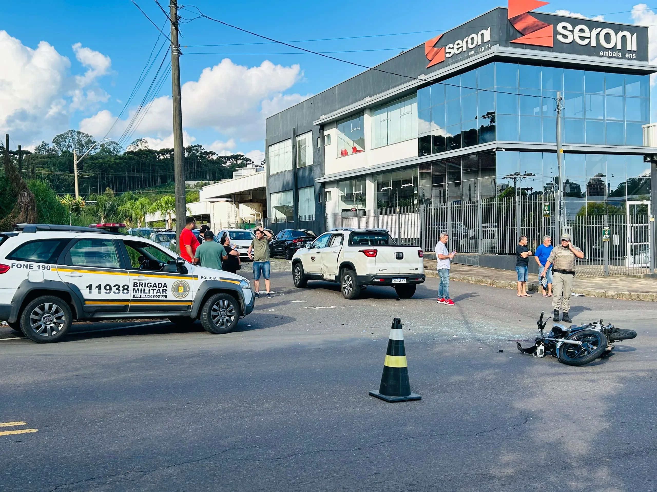 Acidente entre caminhonete e moto na região do bairro Fátima em Caxias do Sul. Foto Marcelo OliveiraRSCOM