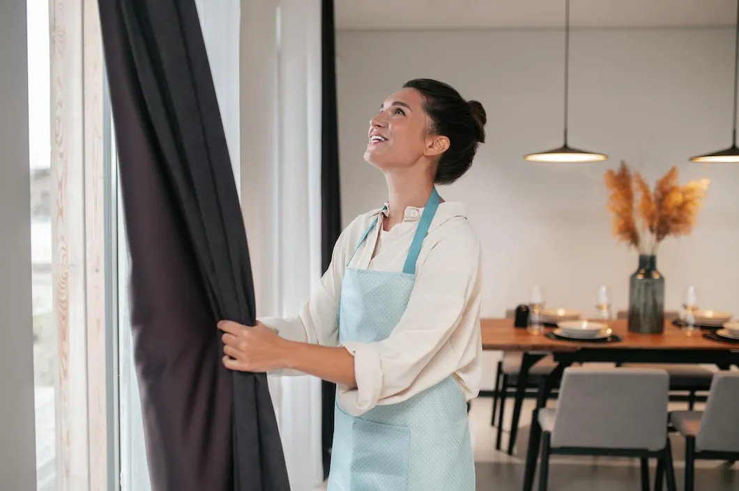 Como limpar cortinas sem precisar tirá-las do varão em 5 passos