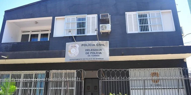 Detentos colocam fogo em colchão e precisam ser resgatados por agente da Polícia Civil em Torres