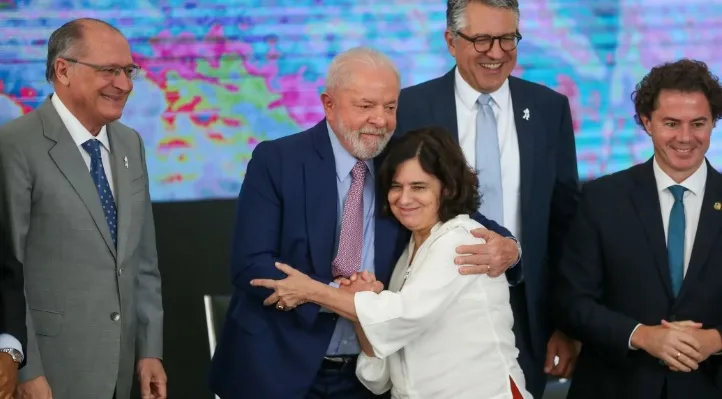 A ministra da Saúde, Nísia Trindade, ao lado de Lula e Padilha. (Foto: José Cruz/Agência Brasil)