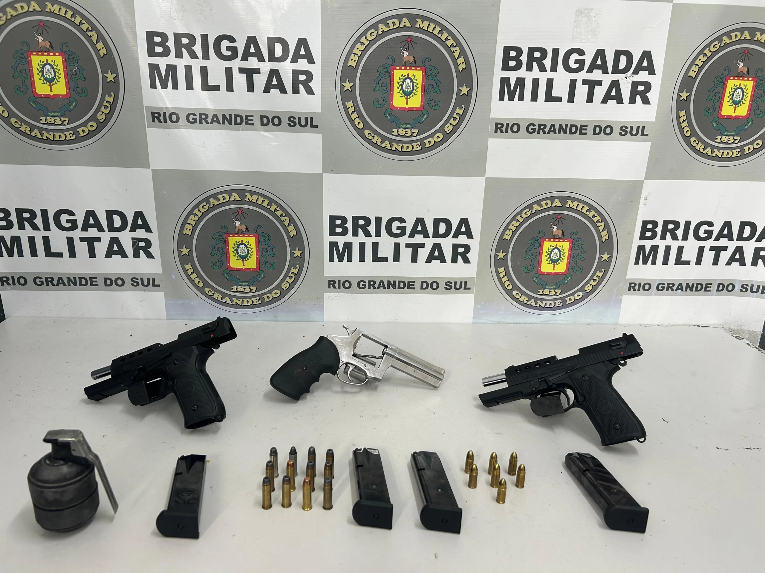 BM apreende granada e armas em Caxias do Sul