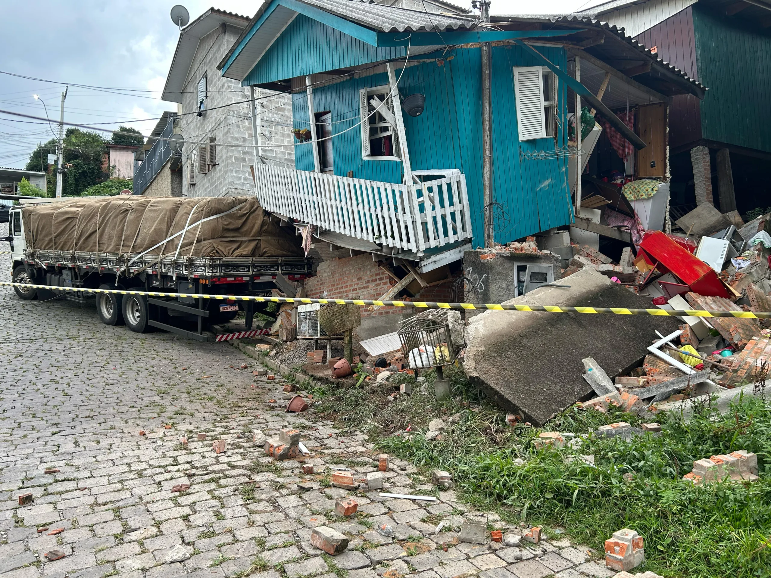 Caminhao desgovernado destroi casa no bairro Tijuca em, Caxias do Sul. Foto: Marcelo Oliveira/RSCOM Divulgação.
 