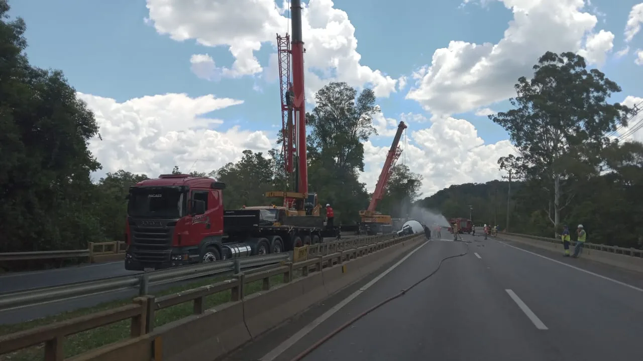 Guindaste inicia remoção de caminhão caído em vão de ponte e que bloqueia a ERS-122, em São Sebastião do Caí