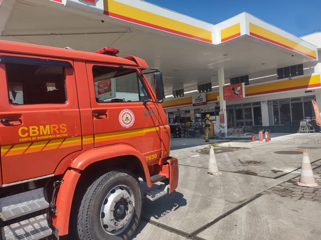 Carro colidiu contra uma bomba de combustível e deixou uma pessoa ferida.