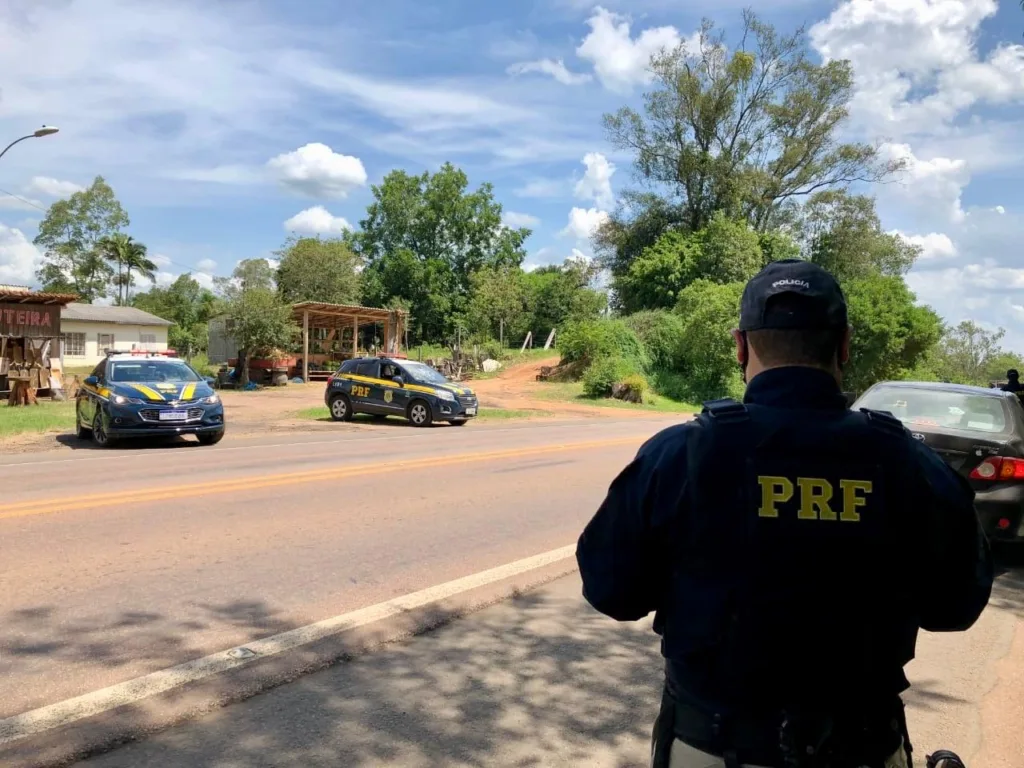 O homem, de 42 anos, natural de Curitiba/PR, foi preso em flagrante. (Foto: PRF) O homem, de 42 anos, natural de Curitiba/PR, foi preso em flagrante. (Foto: PRF)