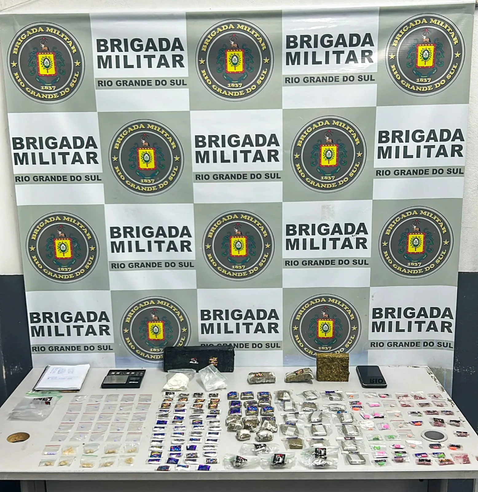 Traficante é preso com 1,5kg de maconha, cocaína, crack e ecstasy em Caxias do Sul