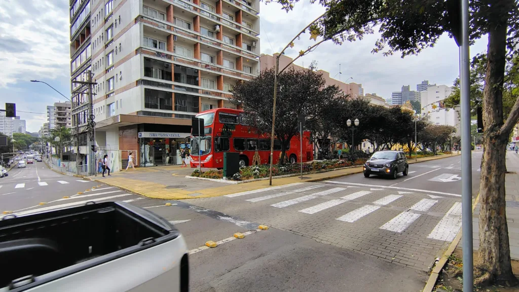 Ônibus de turismo tem chamado a atenção de quem passa pela Praça Via del Vino