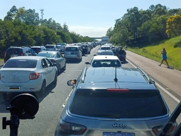 O engavetamento causou congestionamento na Freeway    |     Foto: Divulgação