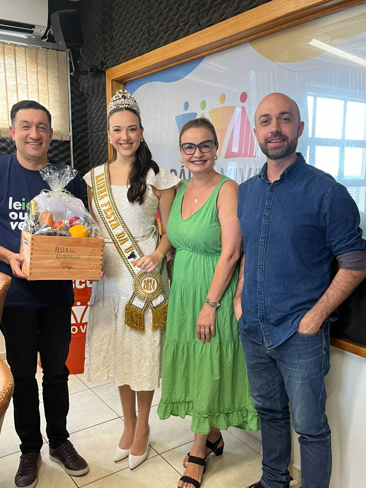 A Rainha Lizandra Chinali e a diretora Executiva da Comissão Comunitária da Festa das Colheitas Carla Pezzi com o comunicador Fabiano Pereira e o coordenador Douglas Barreto. | Créditos Mayara Osmainchi  Grupo RSCOM