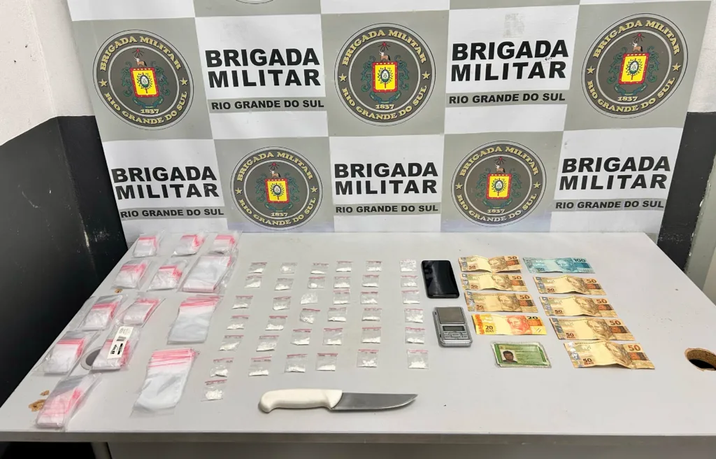 Policiais apreenderam drogas e material utilizado para o tráfico - Foto: Divulgação/BM Policiais apreenderam drogas e material utilizado para o tráfico - Foto: Divulgação/BM