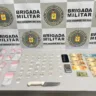 Policiais apreenderam drogas e material utilizado para o tráfico - Foto: Divulgação/BM