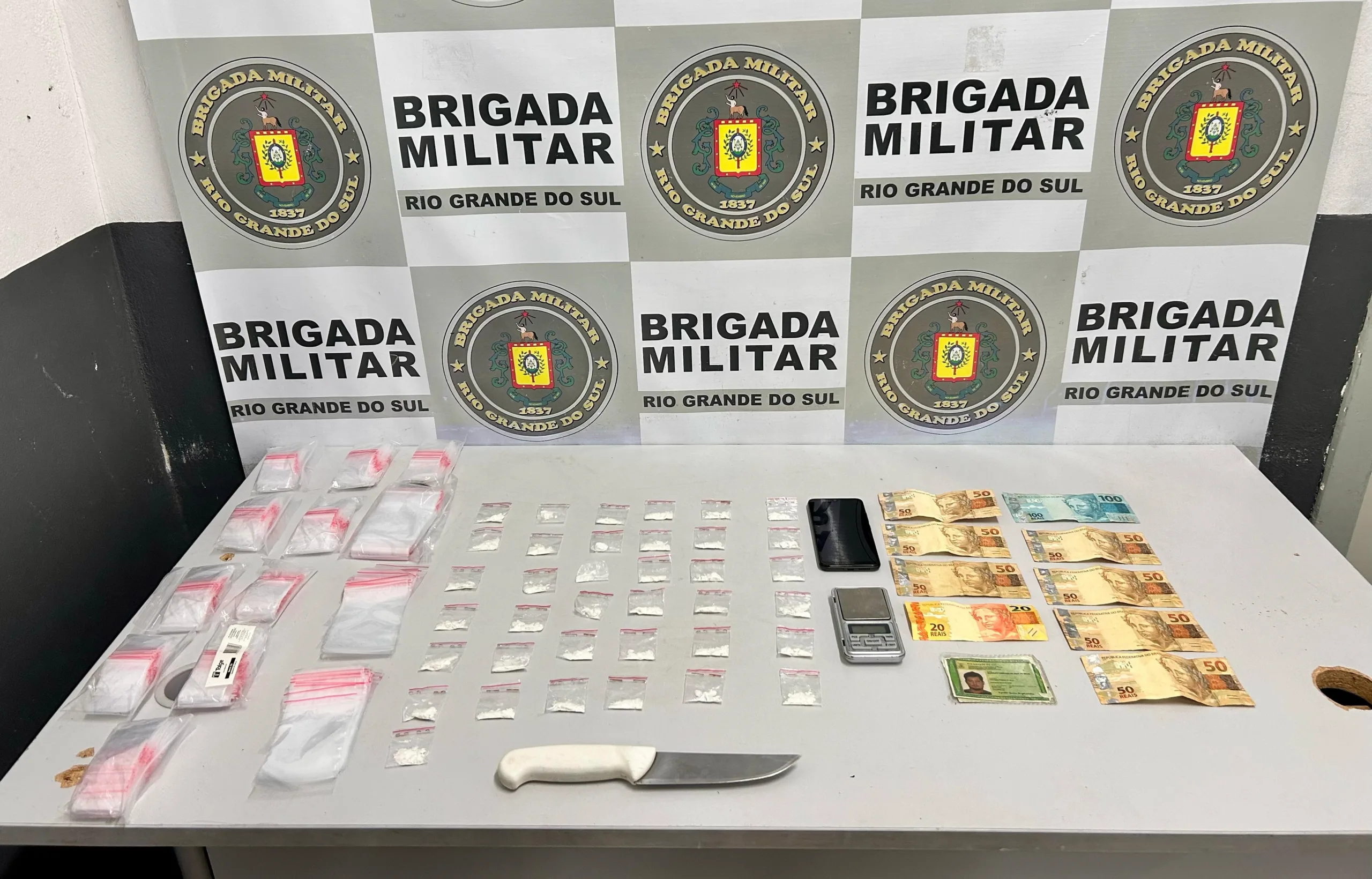 Policiais apreenderam drogas e material utilizado para o tráfico - Foto: Divulgação/BM