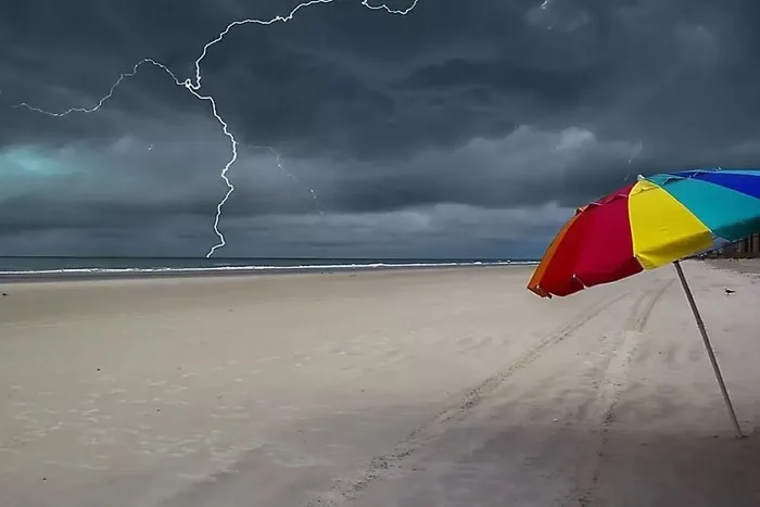 O episódio evidencia o risco de estar em espaços abertos durante tempestades, principalmente em regiões litorâneas.