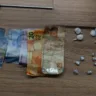 Com o foragido, foram encontradas quatro porções de cocaína, nove porções de crack e R$ 104 em dinheiro.