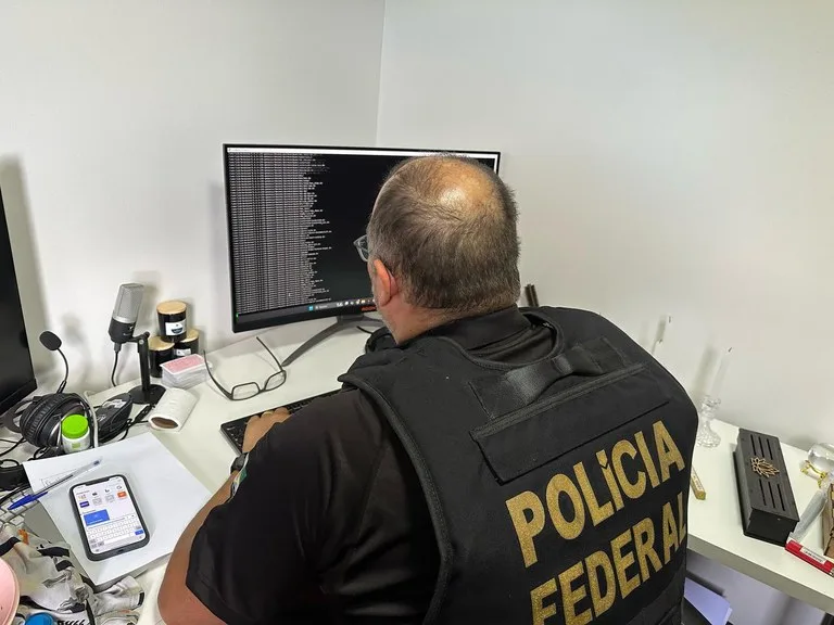 Agentes federais apreenderam material que vai ser utilizado na investigação - Foto: Divulgação/PF 