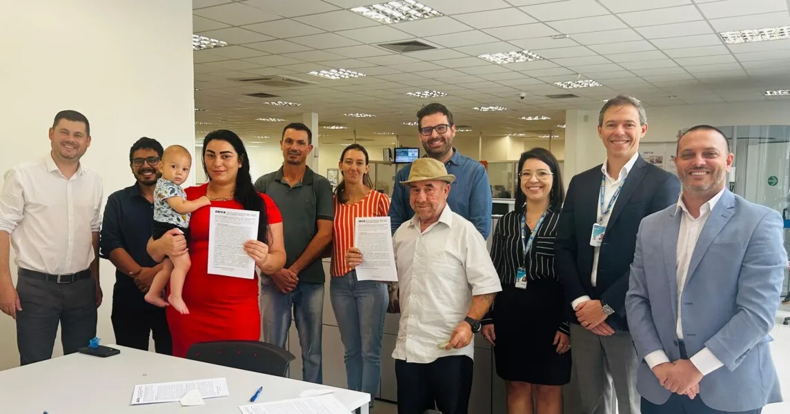 Os veranenses Adão Machado Ribeiro e Fabiane do Nascimento Grandi, moradores do bairro Santo Antônio, foram os primeiros beneficiados pelo programa federal.