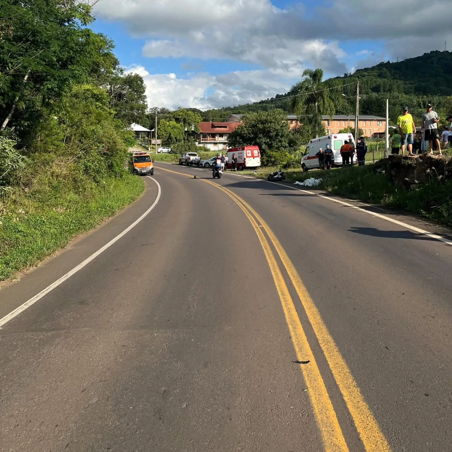 Empresário teria saído da pista e batido em um barranco de pedras