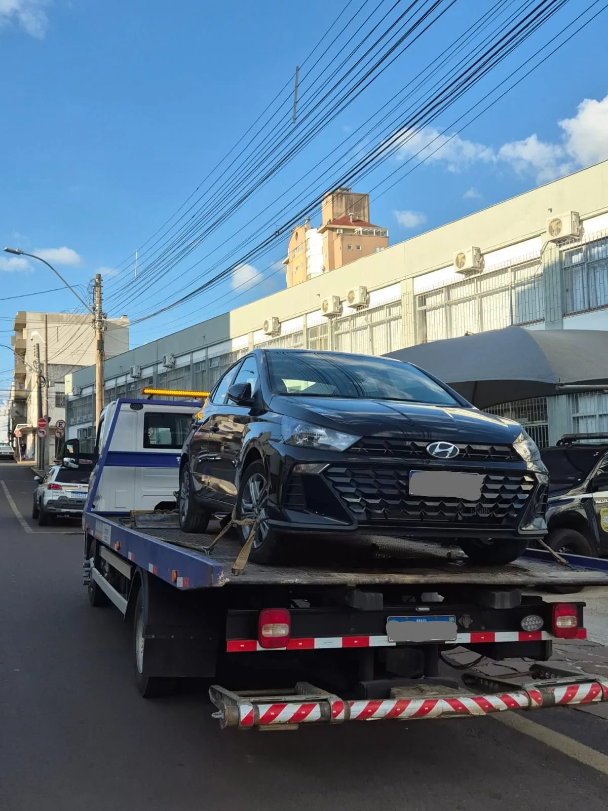 Durante patrulhamento, veículo foi avistado coberto com uma lona dentro de uma garagem.
