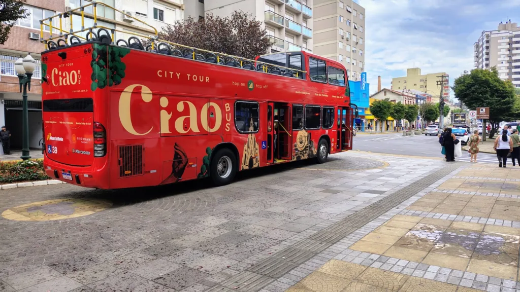 Ônibus de turismo tem chamado a atenção de quem passa pela Praça Via del Vino