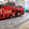 Ônibus de turismo tem chamado a atenção de quem passa pela Praça Via del Vino