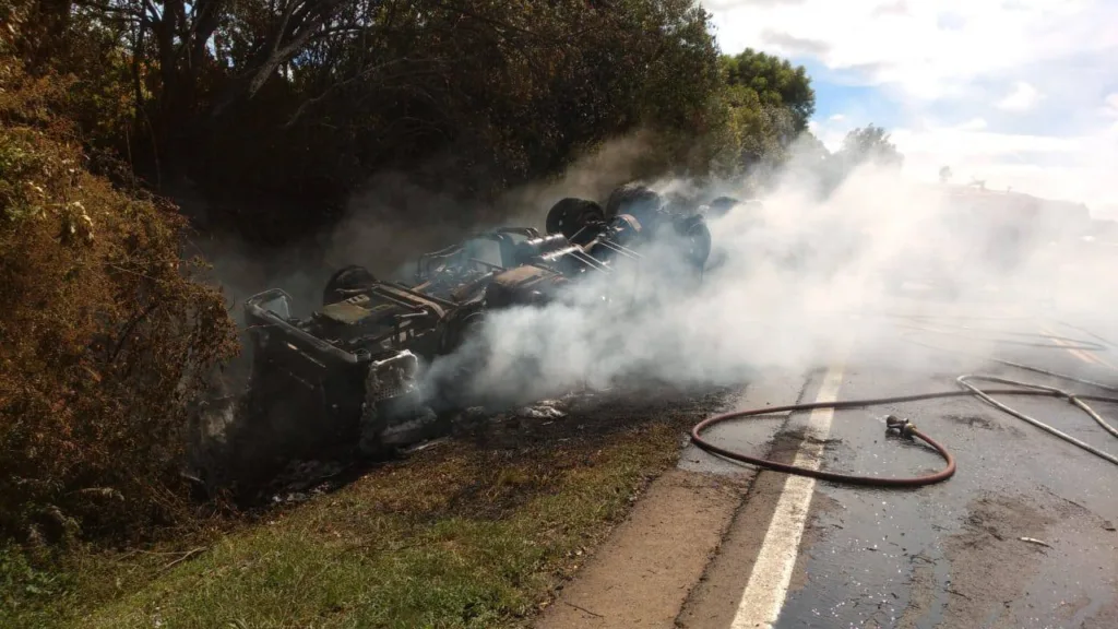 Caminhão tomba, pega fogo e bloqueia a ERS-122 em Campestre da Serra