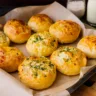 Pão de queijo com ervas finas e recheio de queijo