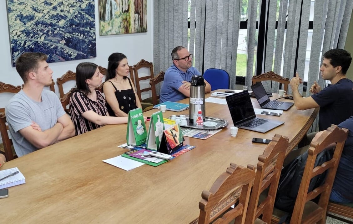 Na última segunda-feira (17), a Administração Municipal se reuniu com a empresa Kodfy, responsável pelo desenvolvimento do aplicativo, para definir os ajustes finais antes da liberação ao público.
