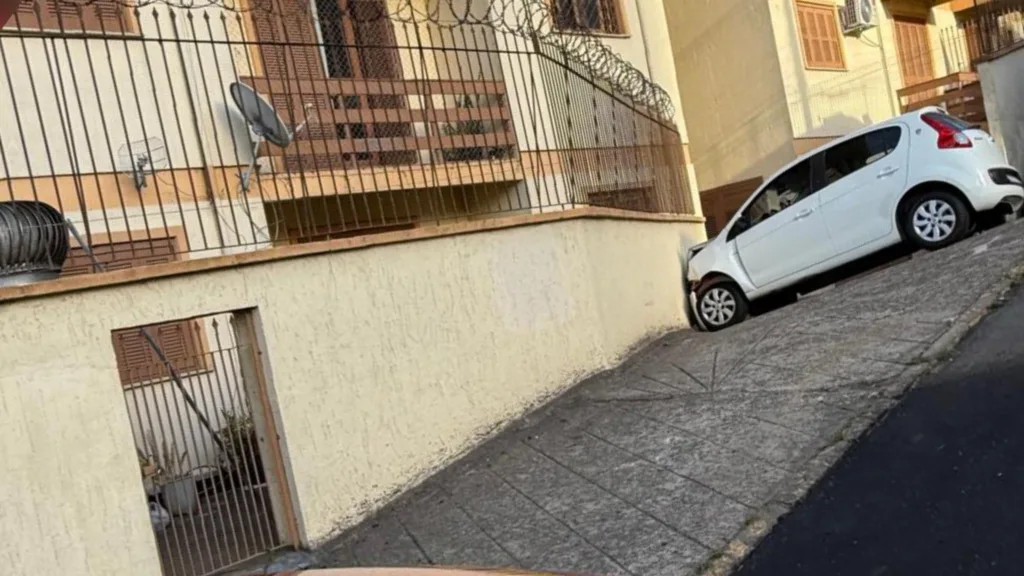 Jovem colide carro em muro de casa no bairro São Roque, em Bento Gonçalves