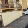 Jovem colide carro em muro de casa no bairro São Roque, em Bento Gonçalves