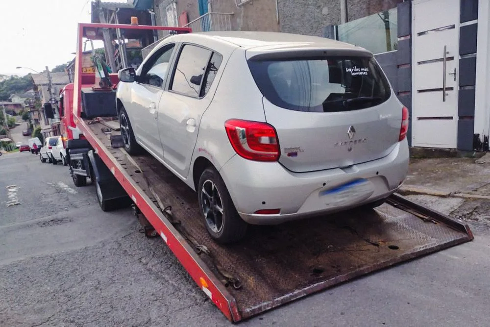 Um Renault Sandero foi flagrado em dezembro com sete crianças a bordo nas proximidades da Escola Estadual de Ensino Fundamental Professor Silvio Stallivieri, no bairro Santos Dumont. Foto: Fiscalização de Trânsito/Divulgação