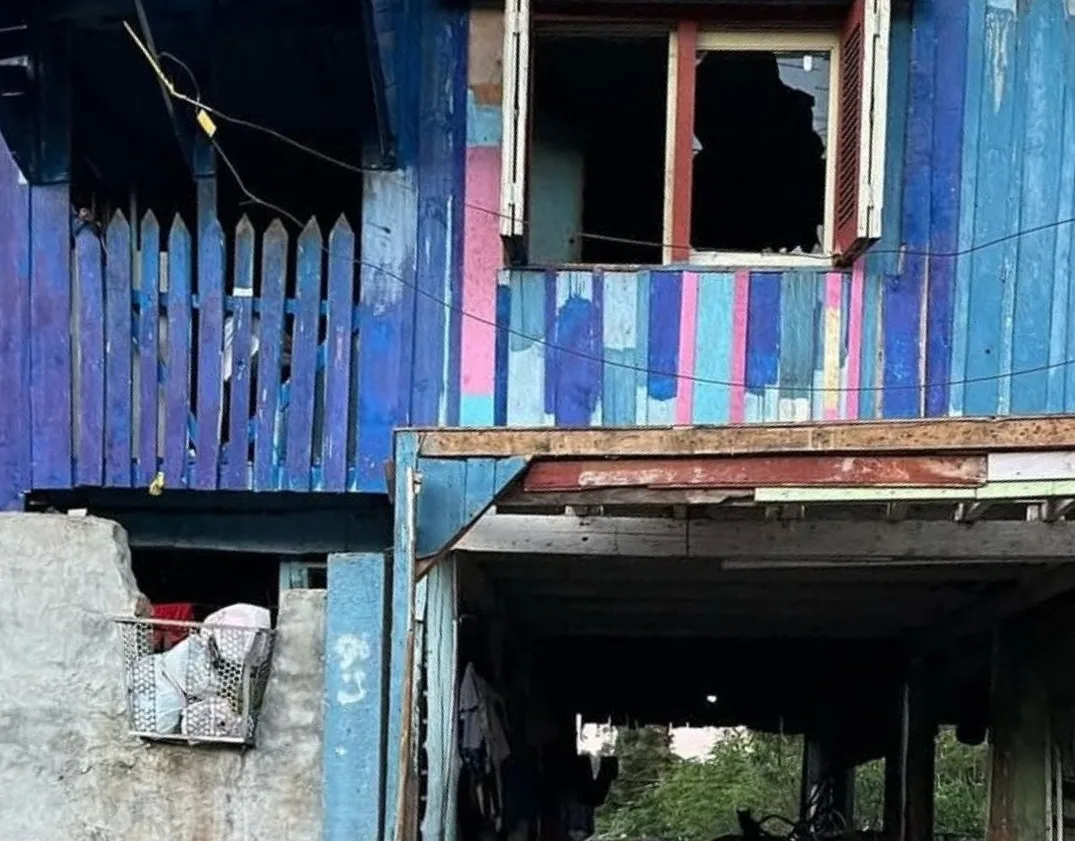 Casa ficou bastante destruída durante a tentativa de incêndio - Foto: Divulgação