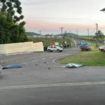 Acidente entre moto, caminhão e carro deixa dois mortos em Farroupilha (Imagens: Marcelo Oliveira/Grupo RSCOM)