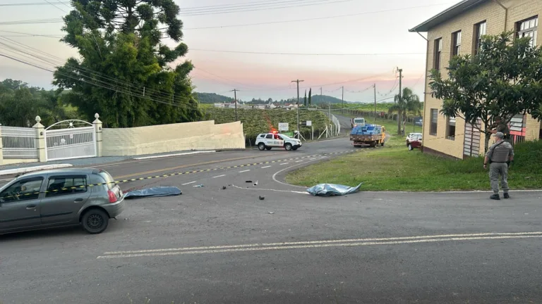 Acidente entre moto, caminhão e carro deixa dois mortos em Farroupilha (Imagens: Marcelo Oliveira/Grupo RSCOM)