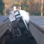 Caminhão cai em vão de ponte e causa bloqueio total da ERS-122, em São Sebastião do Caí