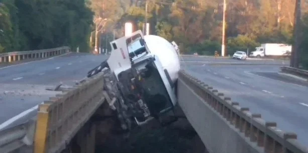 Caminhão cai em vão de ponte e causa bloqueio total da ERS-122, em São Sebastião do Caí