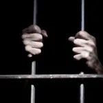 Mãe queima as mãos do filho em fogão como "castigo" e é presa por tortura no RS