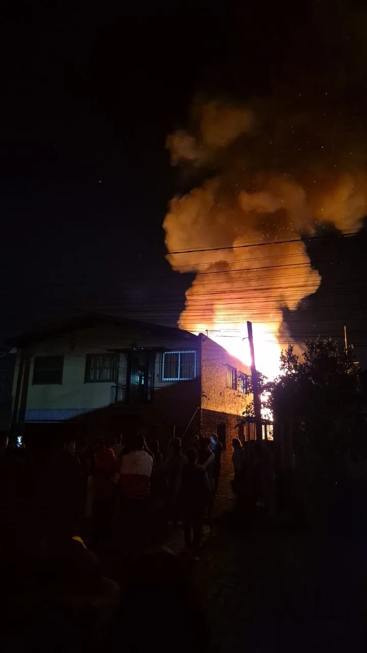 Incêndio atinge residência no bairro Cruzeiro, em Caxias do Sul