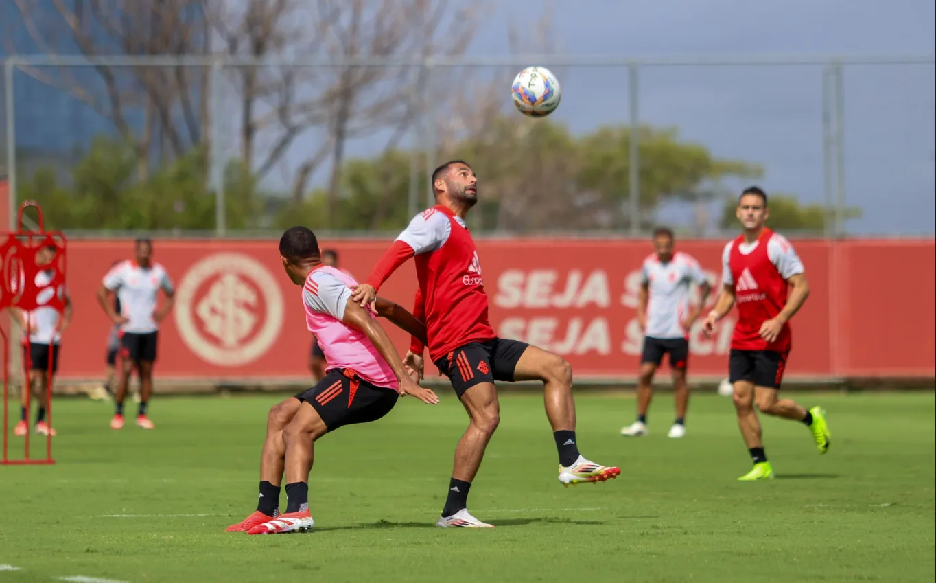 Negociação com o Santos não deu certo e volante treina para o a final. Foto: Ricardo Duarte, SC Internacional