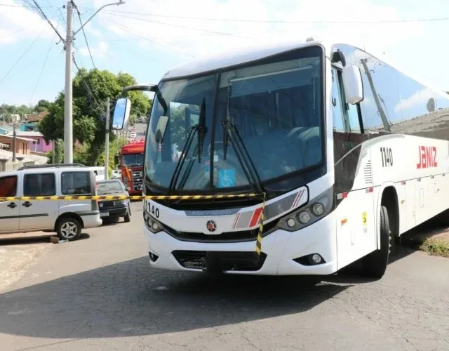 Ônibus invadiu casa e atropelou duas pessoas, na rua dos Sabiás, no Loteamento Colina Verde. (Foto: Divulgação/33°BPM)