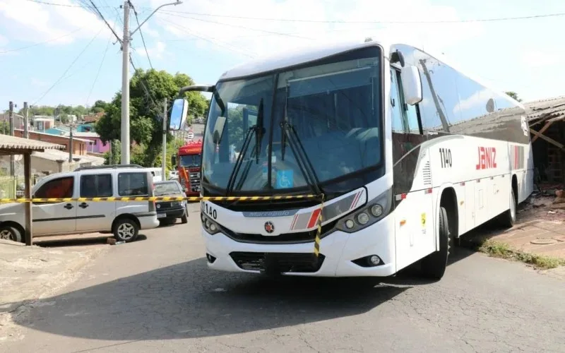 Ônibus invadiu casa e atropelou duas pessoas, na rua dos Sabiás, no Loteamento Colina Verde. (Foto: Divulgação/33°BPM)