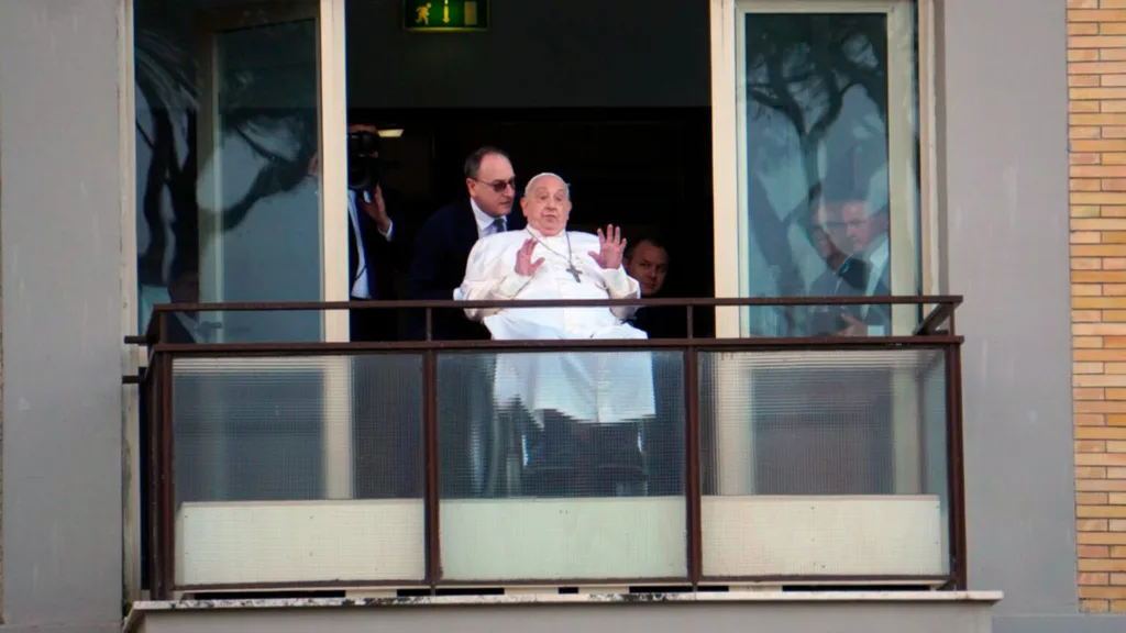 Papa Francisco fez sua primeira aparição pública após 38 dias de internação.