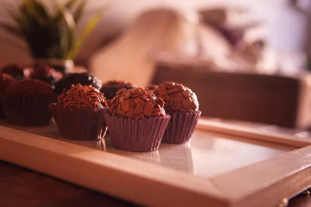 4 receitas de brigadeiro gourmet para sair do básico e impactar seus convidados