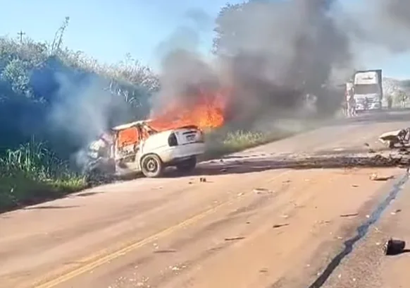 Homem fica preso nas ferragens do veículo e morre carbonizado. Reprodução Internet.