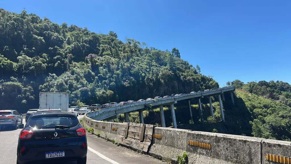 Acidente causou congestionamento no trecho da estrada - Foto: Redes sociais