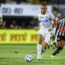 Braithwaite sentiu alguma dor muscular e foi substituído por Arezo. (Foto: Lucas Uebel / Grêmio)