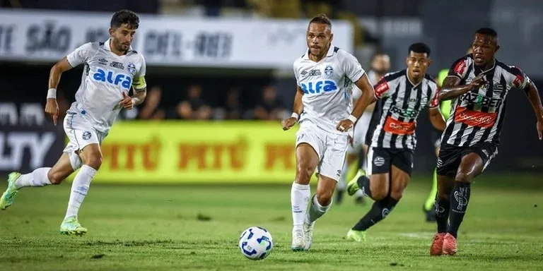 Braithwaite sentiu alguma dor muscular e foi substituído por Arezo. (Foto: Lucas Uebel / Grêmio)