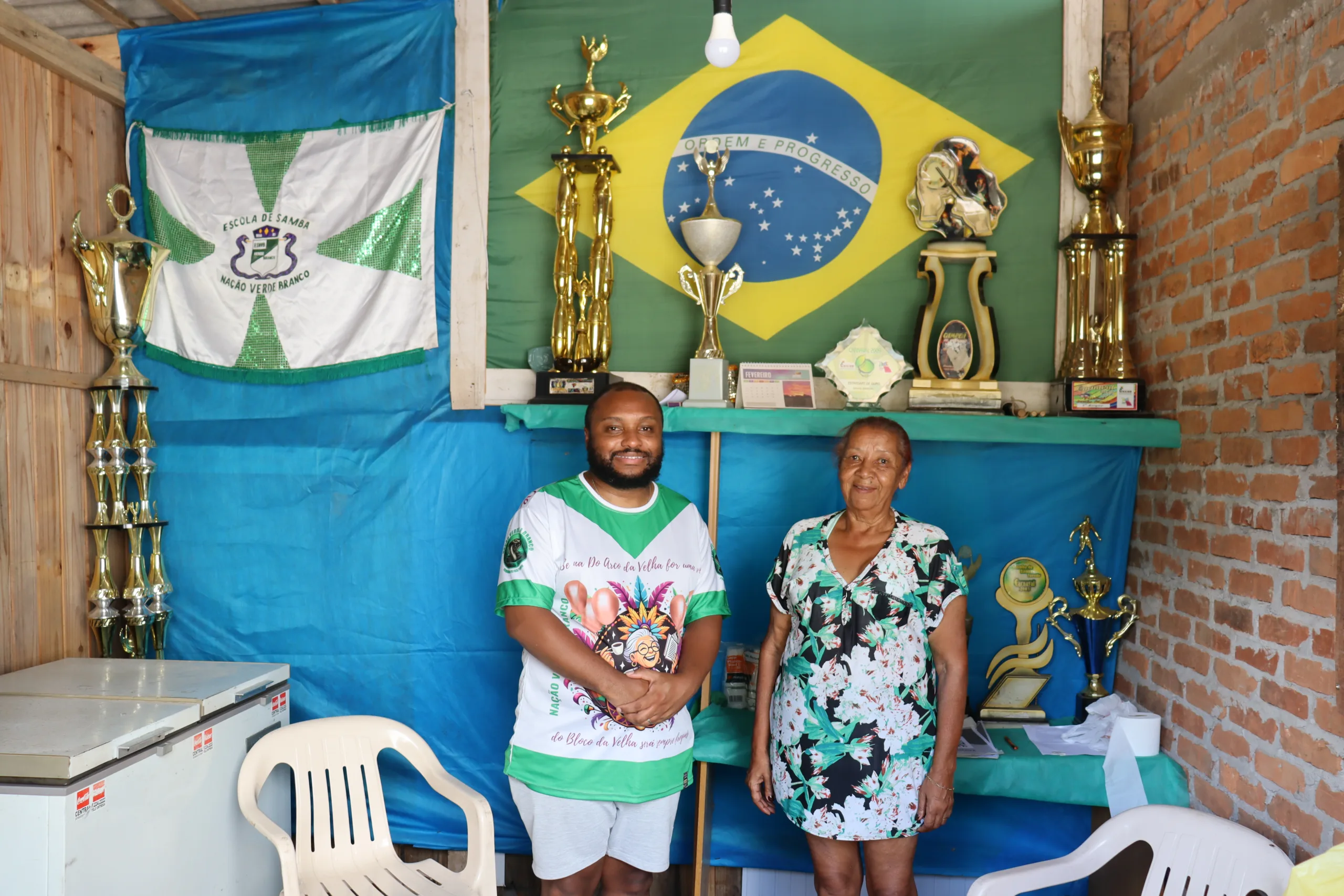 Dona Rosaura Moreira e Pedro Rosa, fundadora e carnavalesco da Nação Verde e Branco, respectivamente | Foto: Marina Tusset / Grupo RSCOM