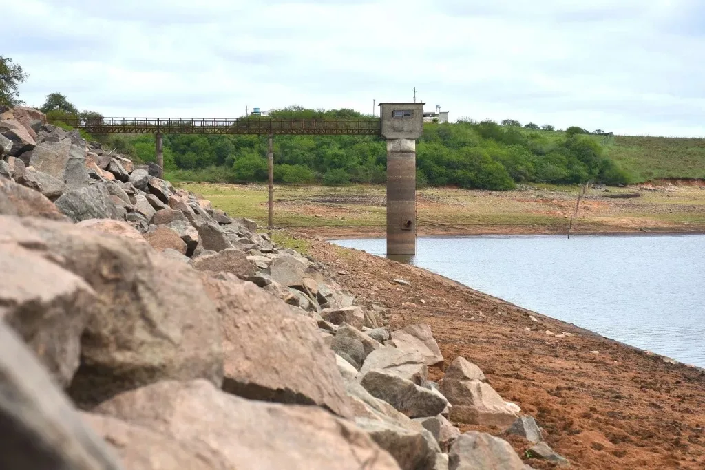 Barragem da Sanga Rasa, em Bagé, está 4,65 m abaixo do nível normal. (Foto: Daeb/Divulgação)